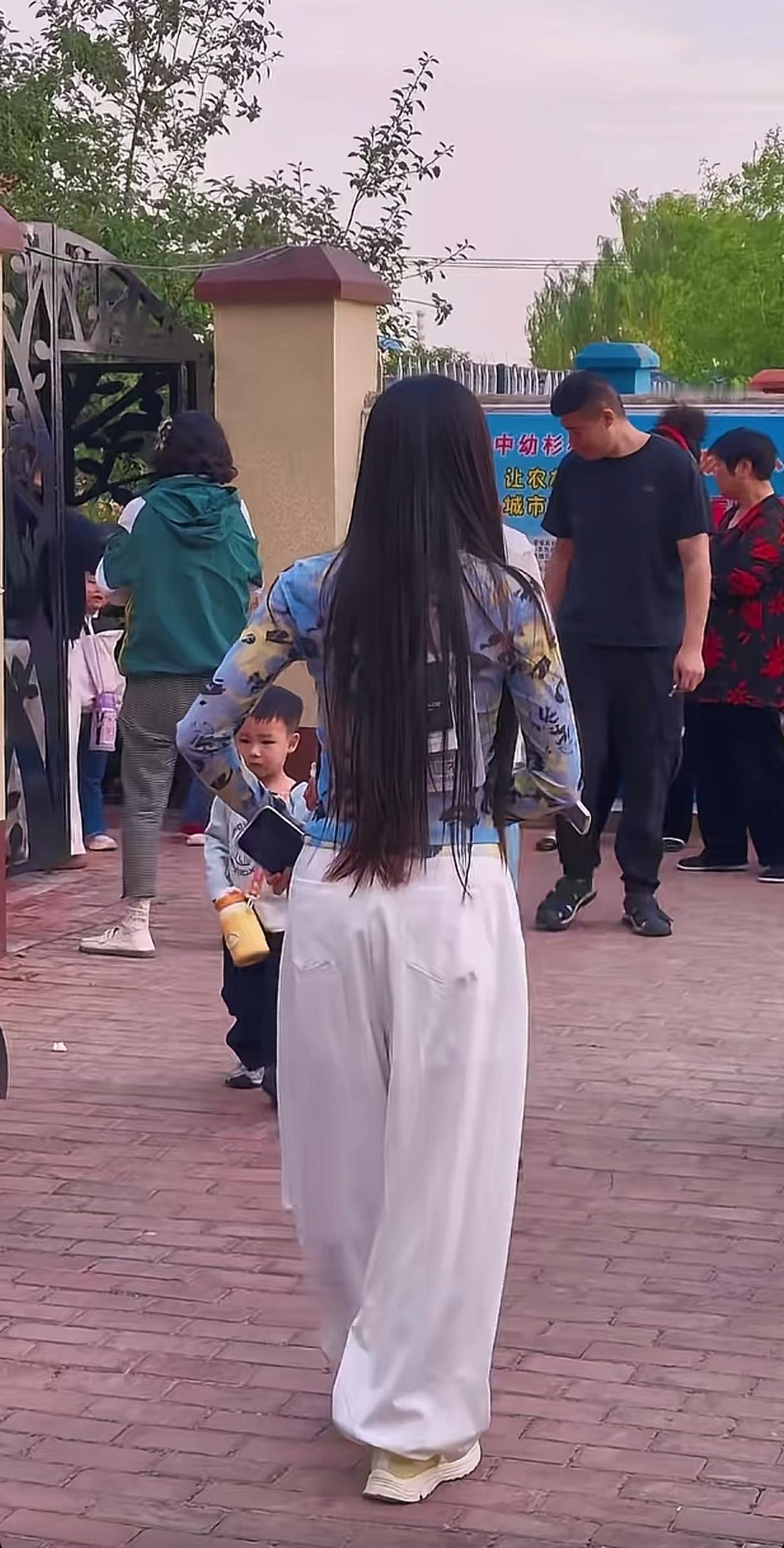 这个家长真的太丢脸了！幼儿园放学的时候，某身材窈窕的女子穿着一身靓丽的衣服正
