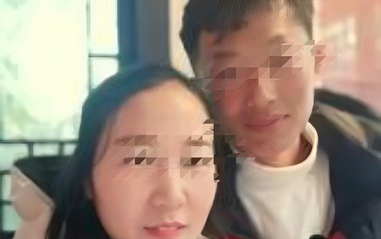 这太荒唐了。丈夫倾家荡产掏出70万，只求救回患癌妻子的命。妻子病逝后，丈夫翻手机
