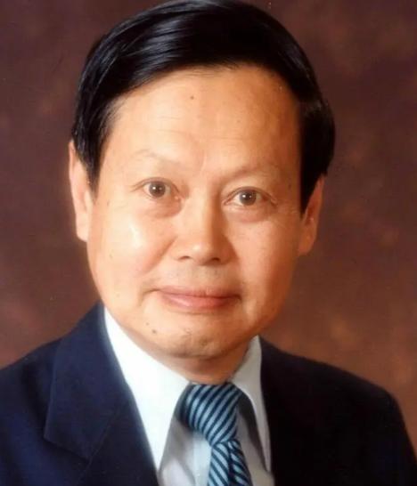 2012年，杨振宁曾顶着骂名阻止建造大型粒子对撞机，没曾想却遭到中科院专家反驳，