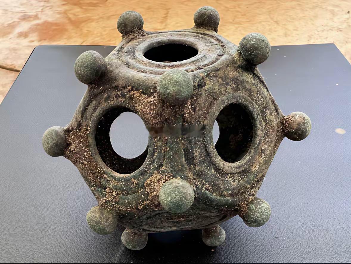 考古界至今无解的谜题。这个1700年前的古罗马空心青铜器，全世界挖出了100多个