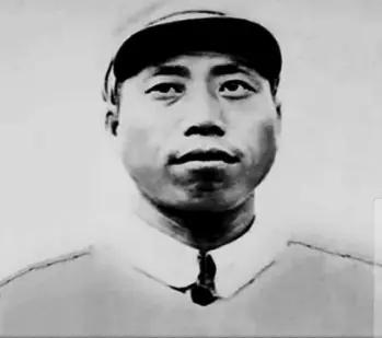 1951年，一个志愿军连长带着全连在暴雨夜摸黑作战，凌晨时才发现情报错得离谱，他