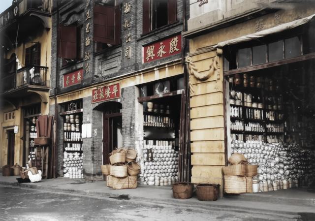 民国时期，九江，照片里的“啟永興”等瓷器店门面敞开，货架上密集陈列着各式瓷器，从