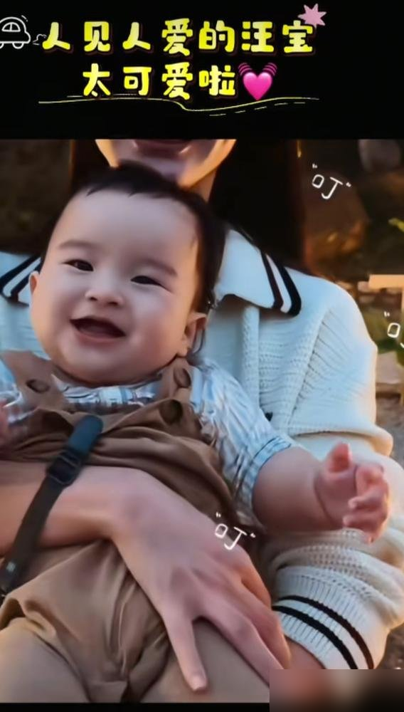 汪小菲儿子正脸，第一次被马筱梅的镜头怼着拍，全网都在找张兰的影子。那眉眼走势，活脱脱是奶奶的翻版。中