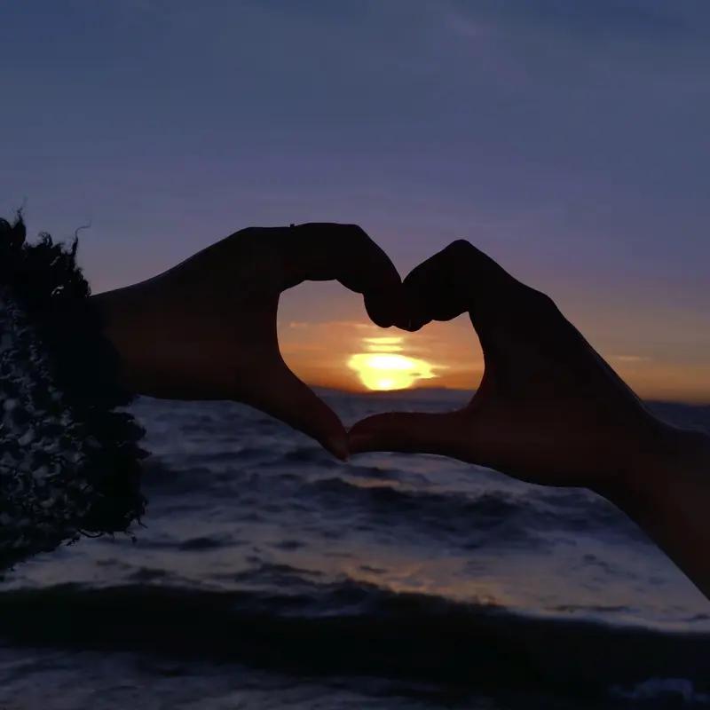 漂亮和善良该选哪个，我站善良。漂亮如夜空中璀璨星星，能迅速吸引目光，让人初次见面