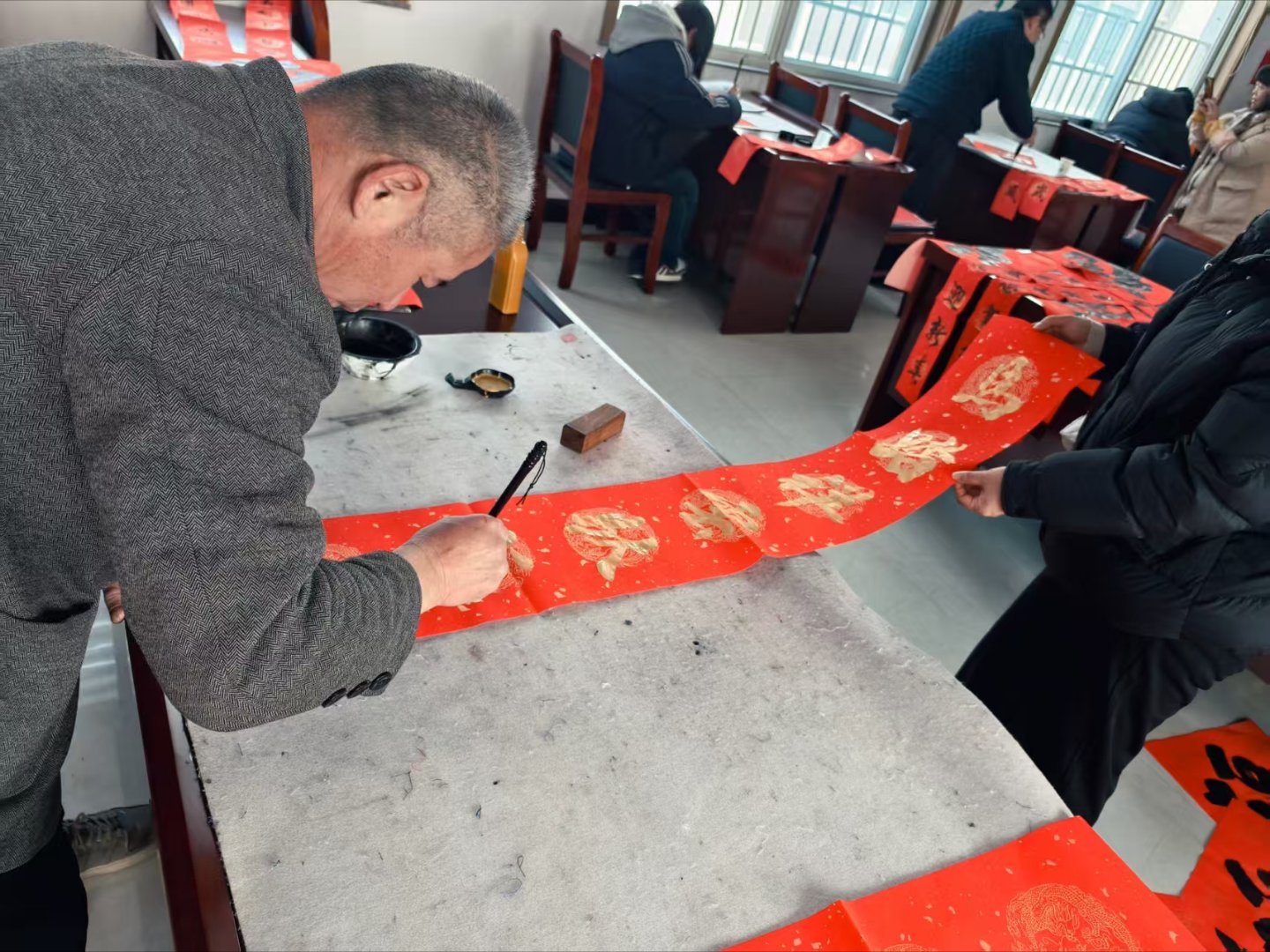 秦岭笑谈【墨香润桑梓，儒韵暖新春】曲阜师范大学大学生寒假社会实践当笔尖的墨香遇