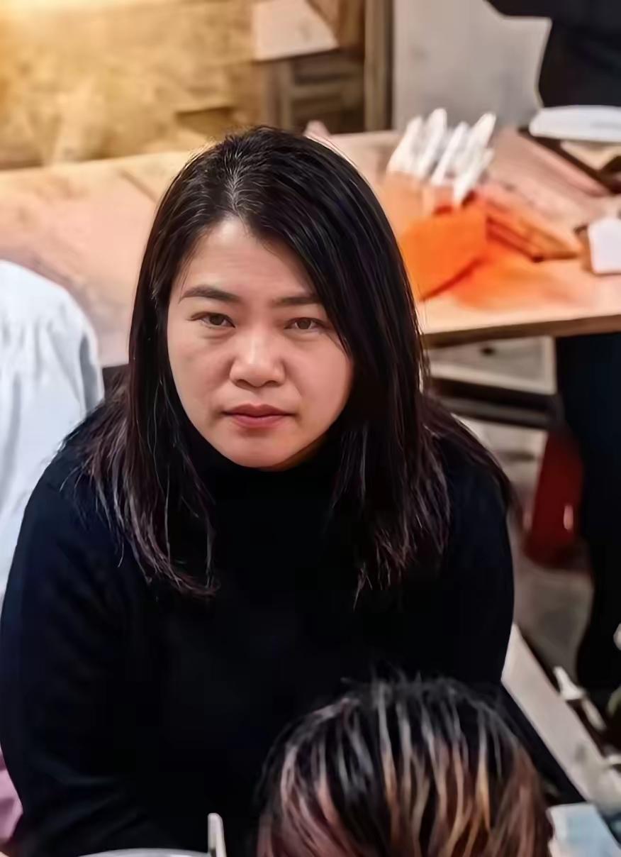 不得不说，看到泼汤女子被全网认出的照片，我开始佩服网友的眼睛。就因为一把凳子