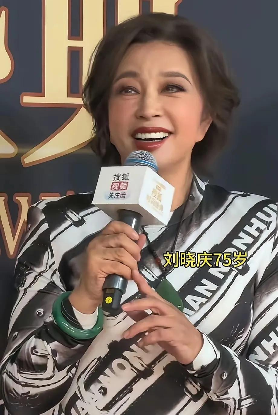远看、近看刘晓庆老师真的看不出来75岁。刘晓庆真是娱乐圈的传奇，说她是“不老神”