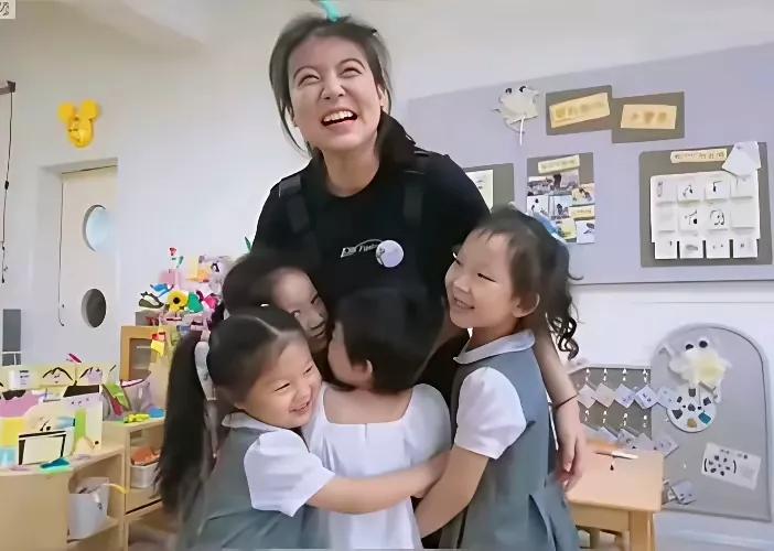 代易瓒再次让人刮目相看！高考状元之后，她竟然还记得幼儿园老师，不仅记得老师，