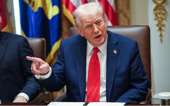 特朗普不来了？特朗普今天在白宫椭圆形办公室谈推迟访华：“因为战争，我想留在这里