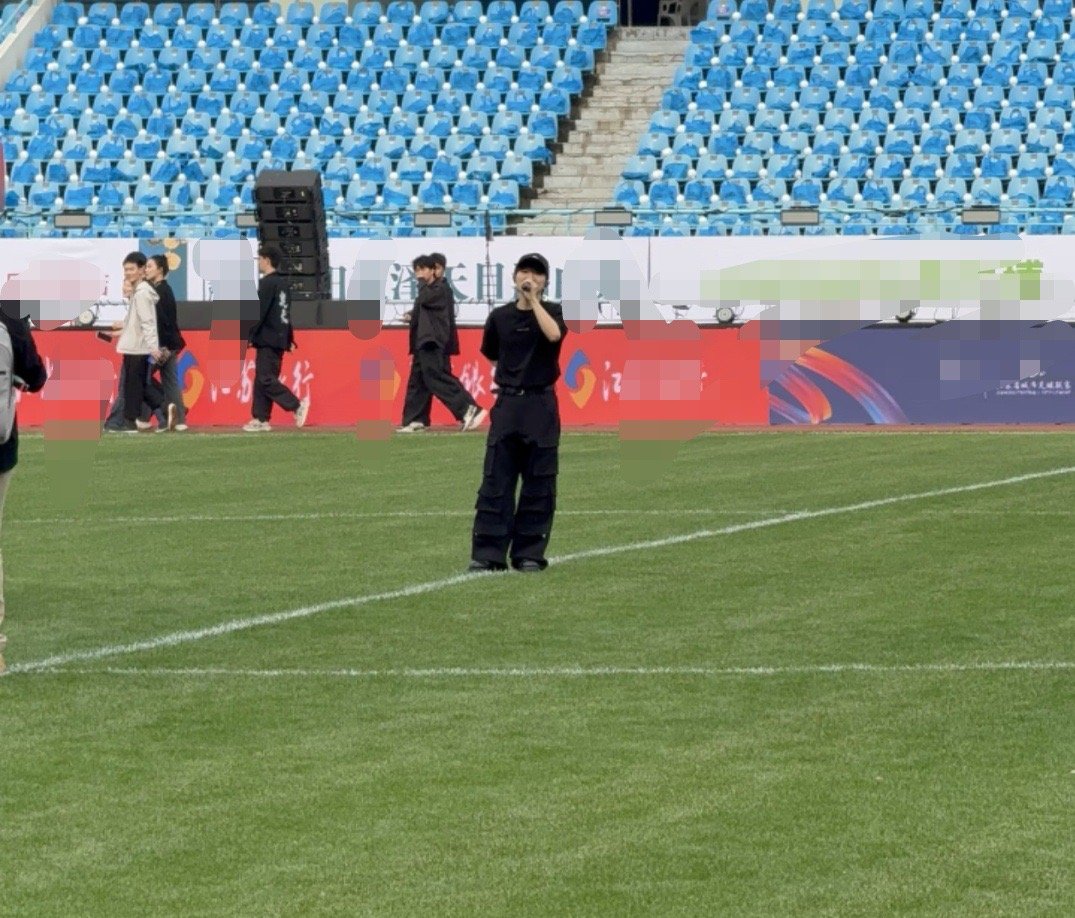 300米外听周深彩排周深彩排分不清是人还是CD隔着300米被周深的彩排歌声狠狠