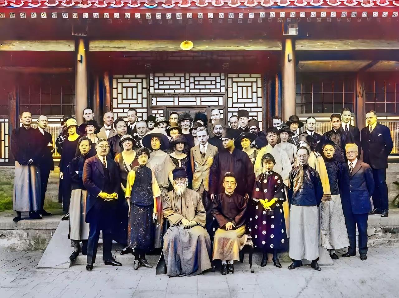 王铎：泰戈尔与胡适、林徽因、庄士墩、徐志摩等这是印度大诗人泰戈尔访华时，在北京