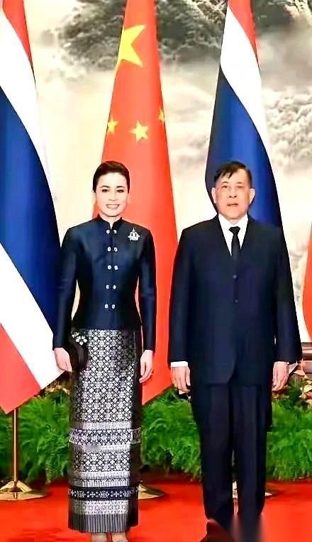 有些女人，你一看就知道，她是来“镇场子”的。不是那种咋咋呼呼的，而是静水流深，