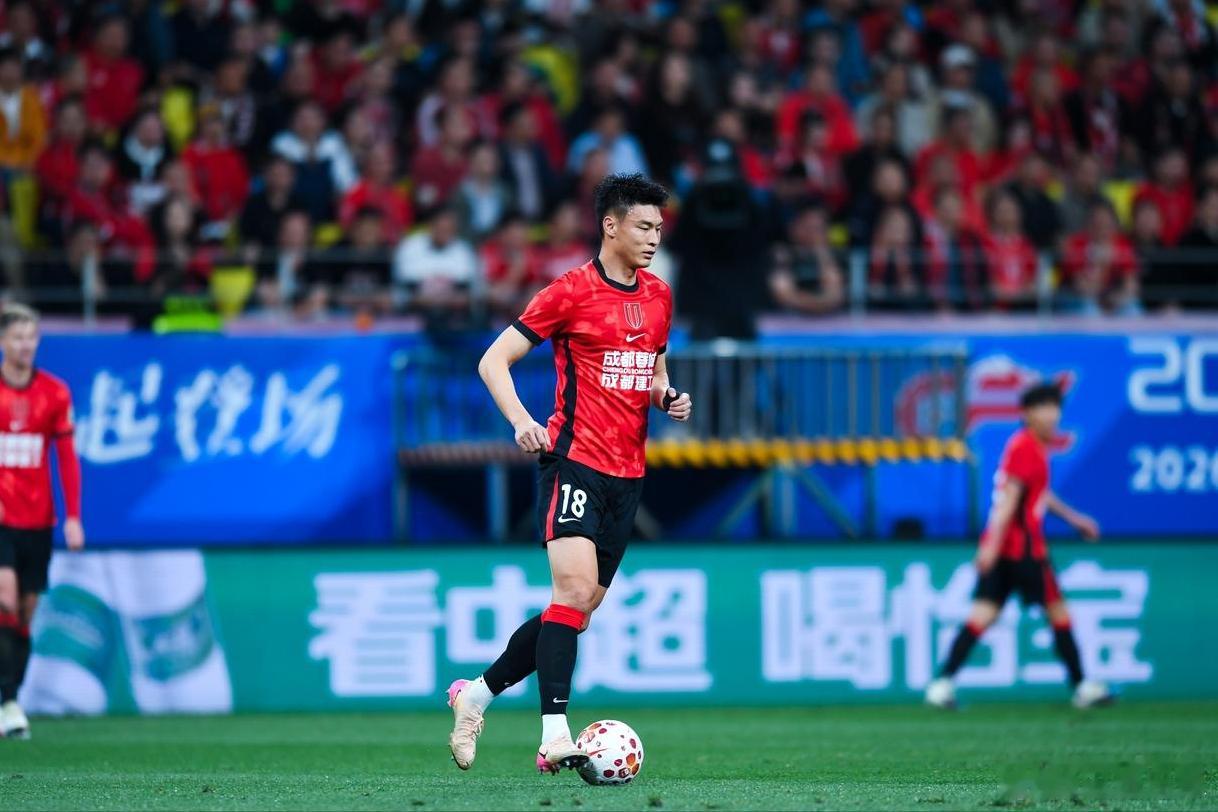 韩鹏飞本赛季受到的待遇，与上赛季相比是天壤之别……上赛季，韩鹏飞顶着国脚的光环来