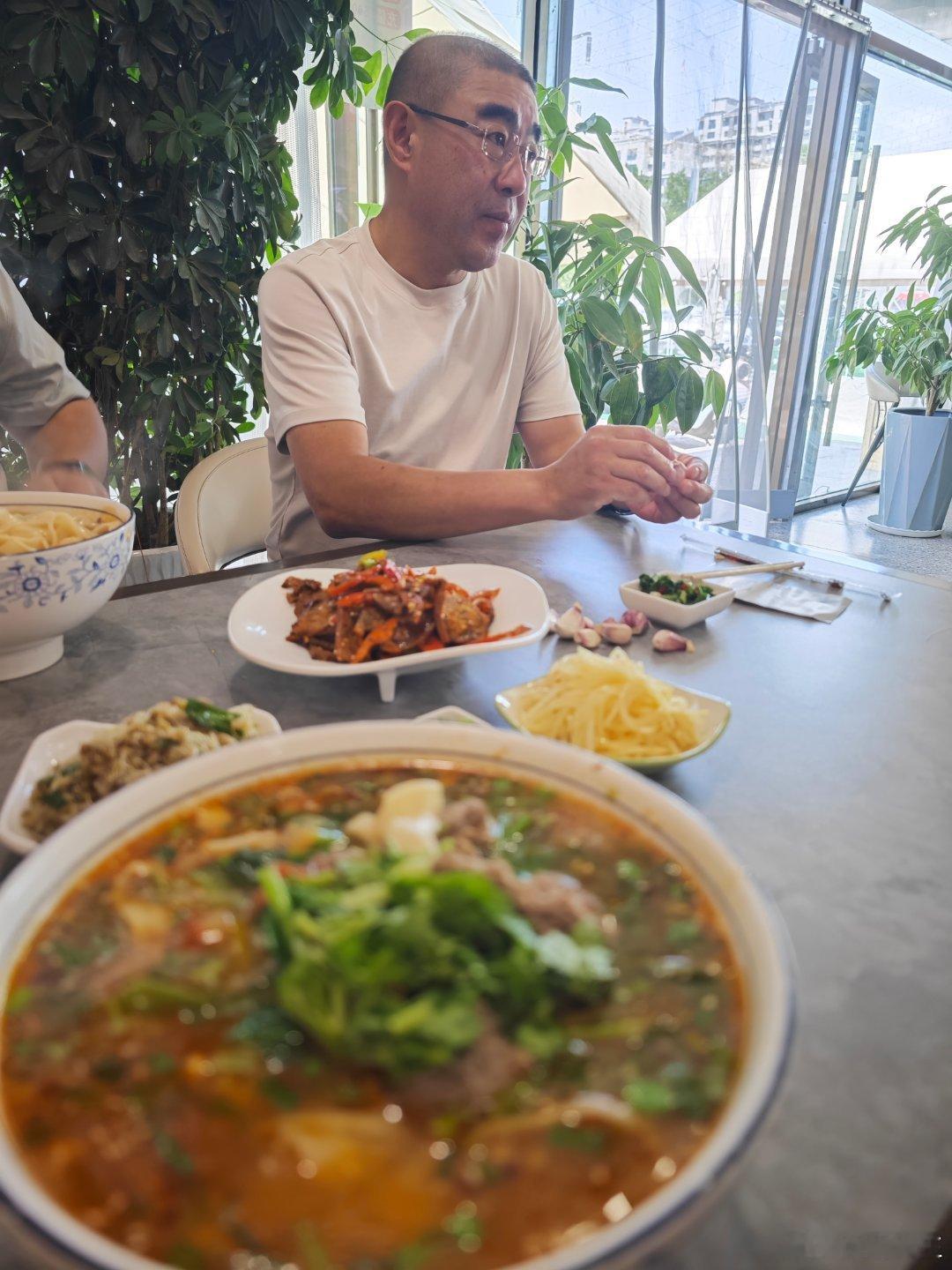 中午，鹏带着我们去吃银川的汆汤面银川