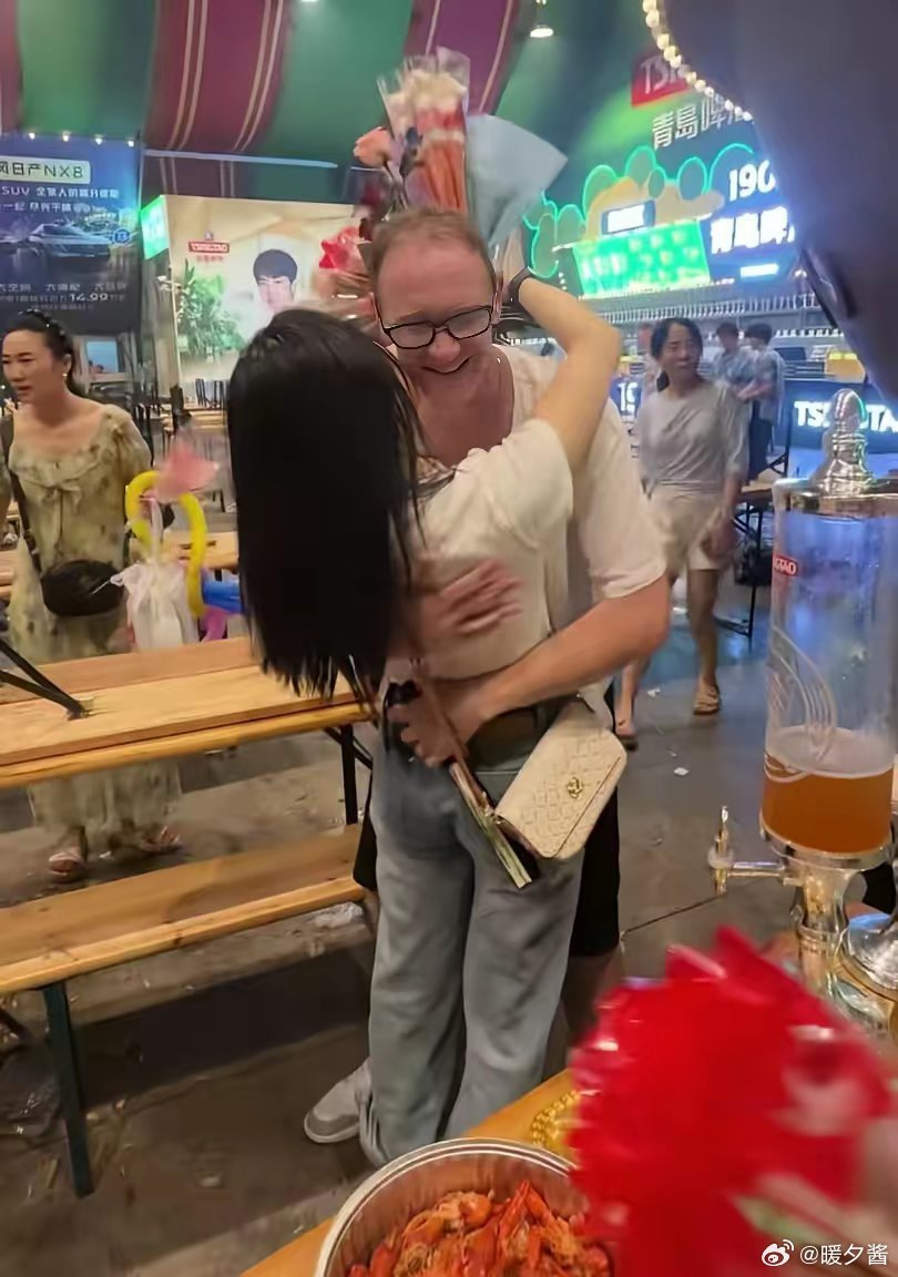 青岛街头夜市，一位小仙女被外国男生成功求爱，成本只有一扎啤酒、一顿排挡小海鲜加一