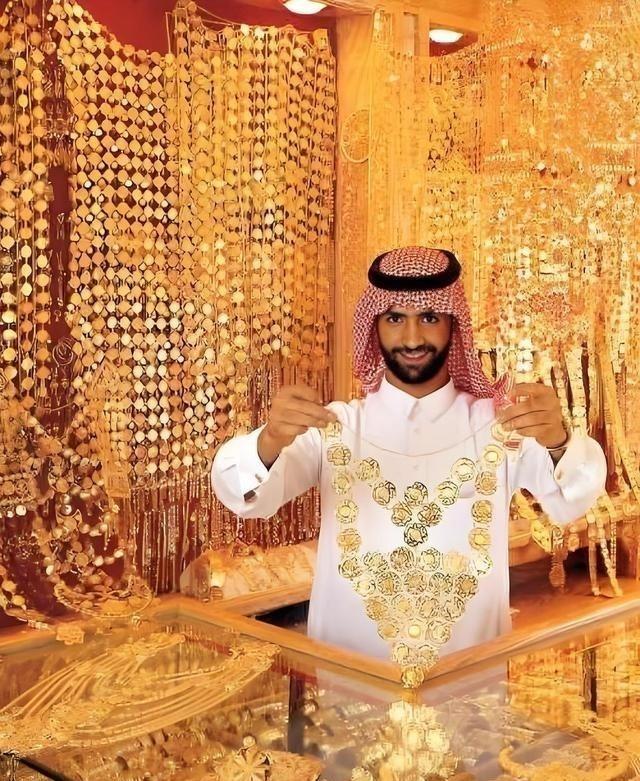 为什么沙特富得流油，却从没有国家去打沙特的主意呢？原因很简单，因为沙特太有钱了！