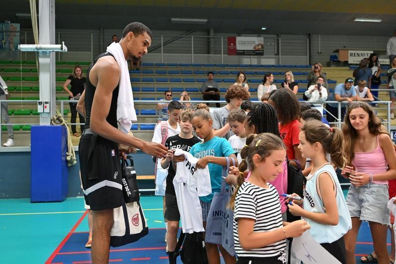 文班亚马刷新历史，马刺崛起但夺冠尚早文班亚马用一场38分12篮板5助攻5盖帽