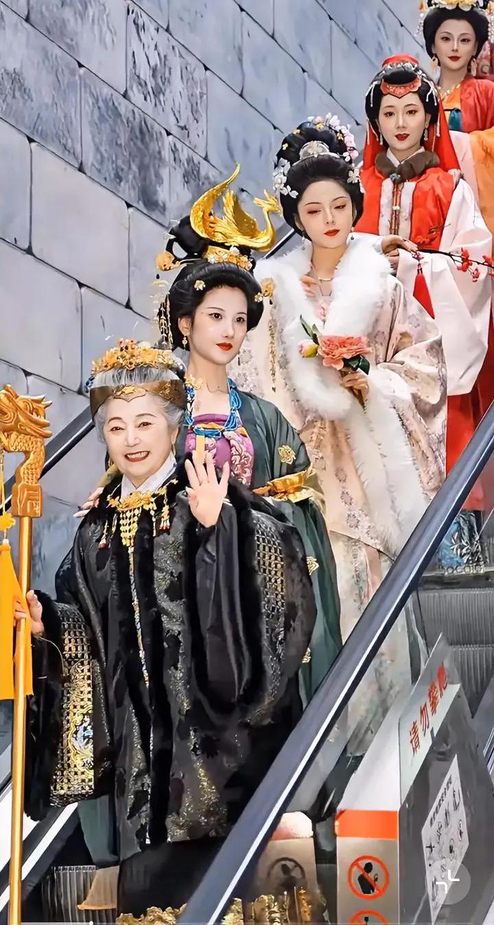 穿一身端庄大气的汉服，既得体又雅致，既没逾矩也没失礼，凭什么要被指指点点？