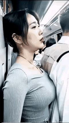 在地铁上是真挤呀，这女生应该很累吧