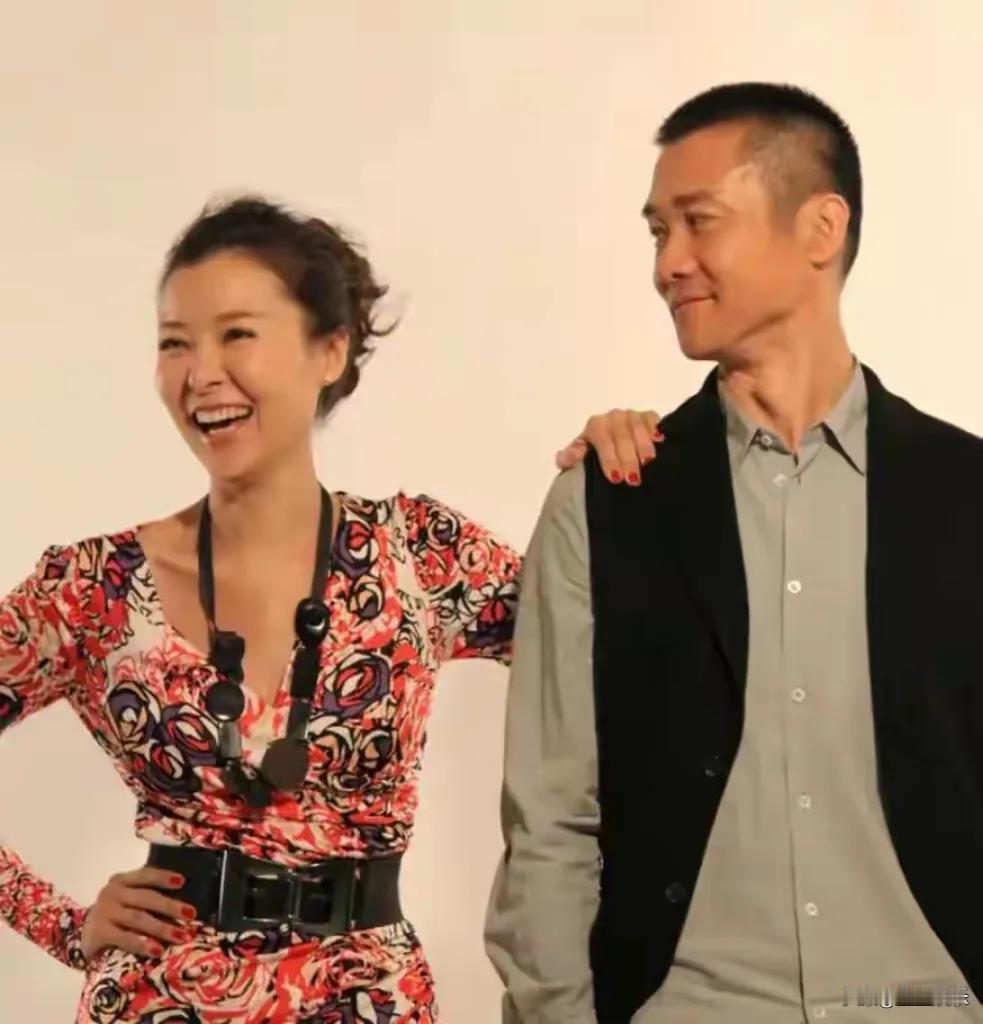 柯蓝与黄志忠分手4年，本以为故事已悄然落幕，却没想到命运弄人，让他们以一种意想不