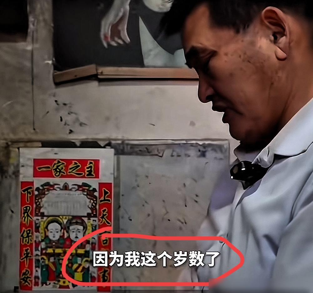 唱完三首老歌，大衣哥拎起18万现金头也不回地走了，留下一桌老板干瞪眼。转头他对着