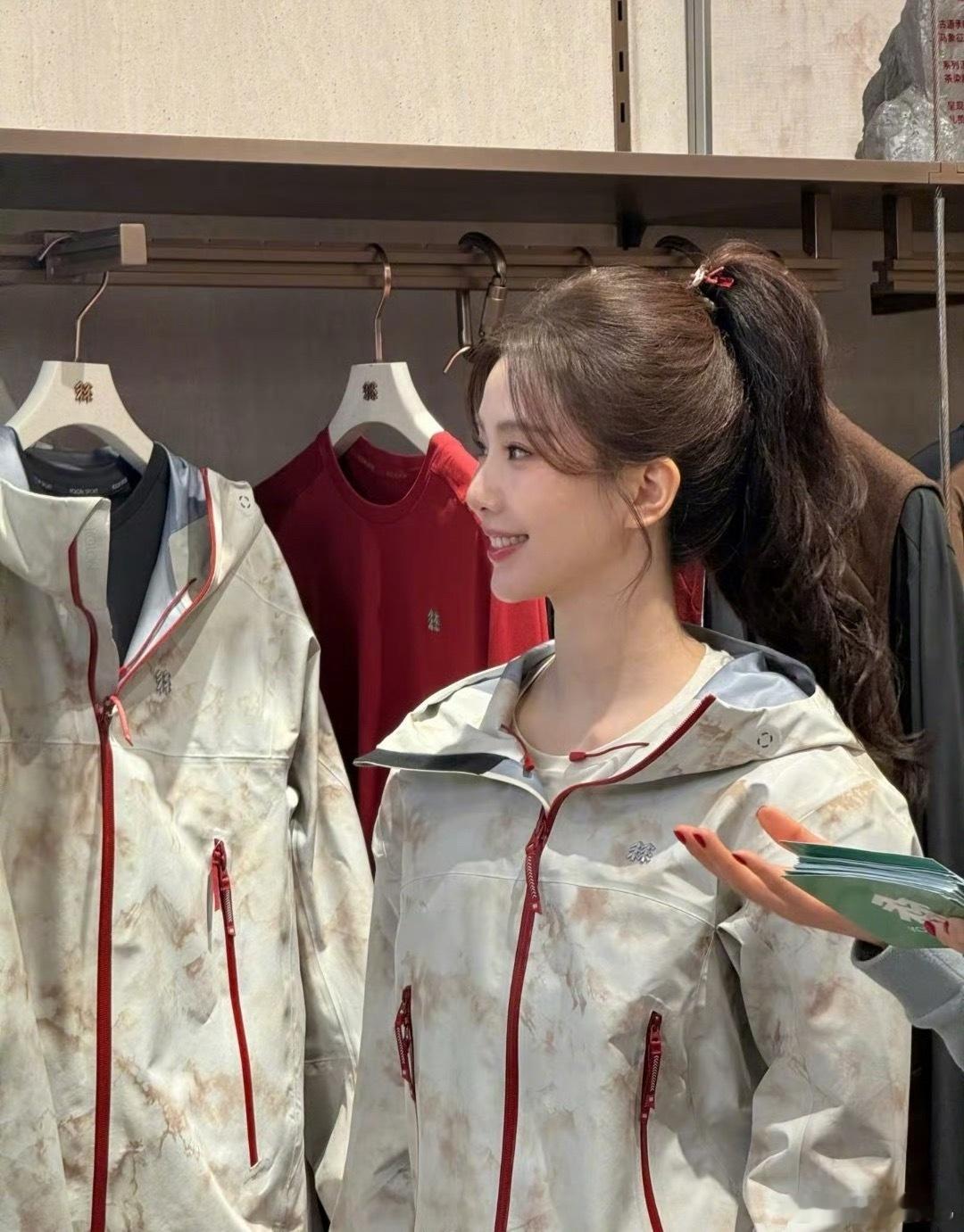 刘诗诗这一身是青春女大