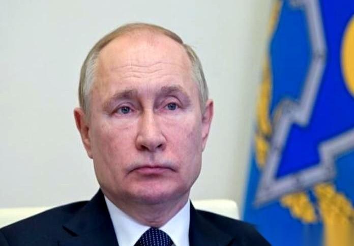 一艘艘满载原油的俄罗斯油轮，突然在海上失去了方向。最大的买家印度，在美国一声令