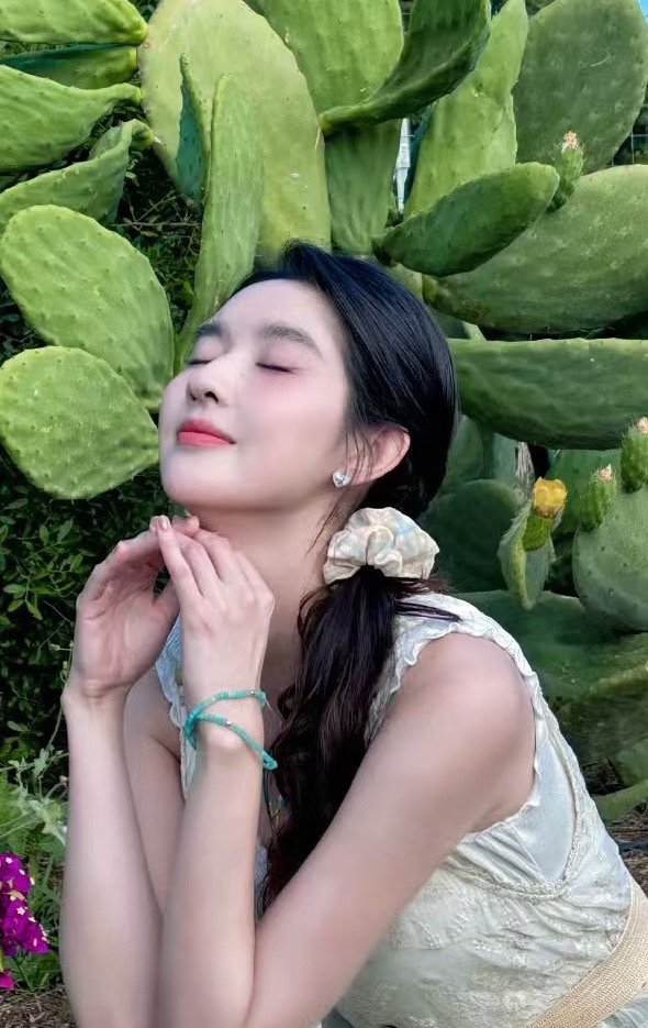 王玉雯春晚路透缎面长裙好仙王玉雯，一个被内娱严重低估的名字，却藏着不容忽视的光芒