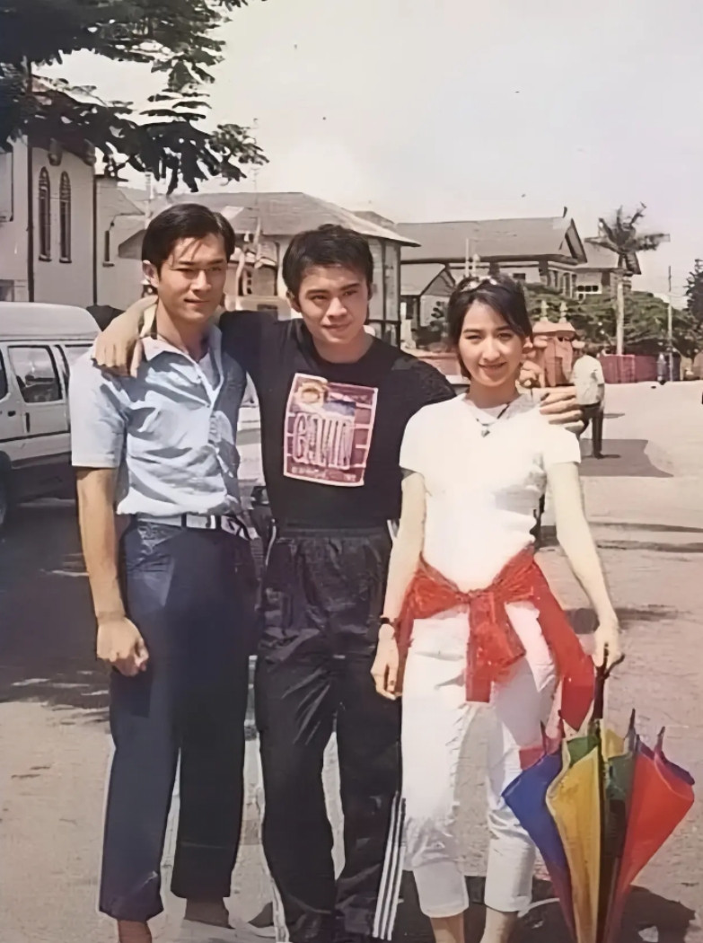 能认出来这张27年前照片上的三个人是谁嘛