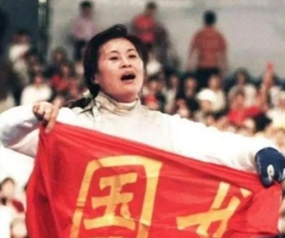 1984年栾菊杰拿到奥运冠军后，转身就宣布退役并改国籍移民加拿大，直到快五十岁的