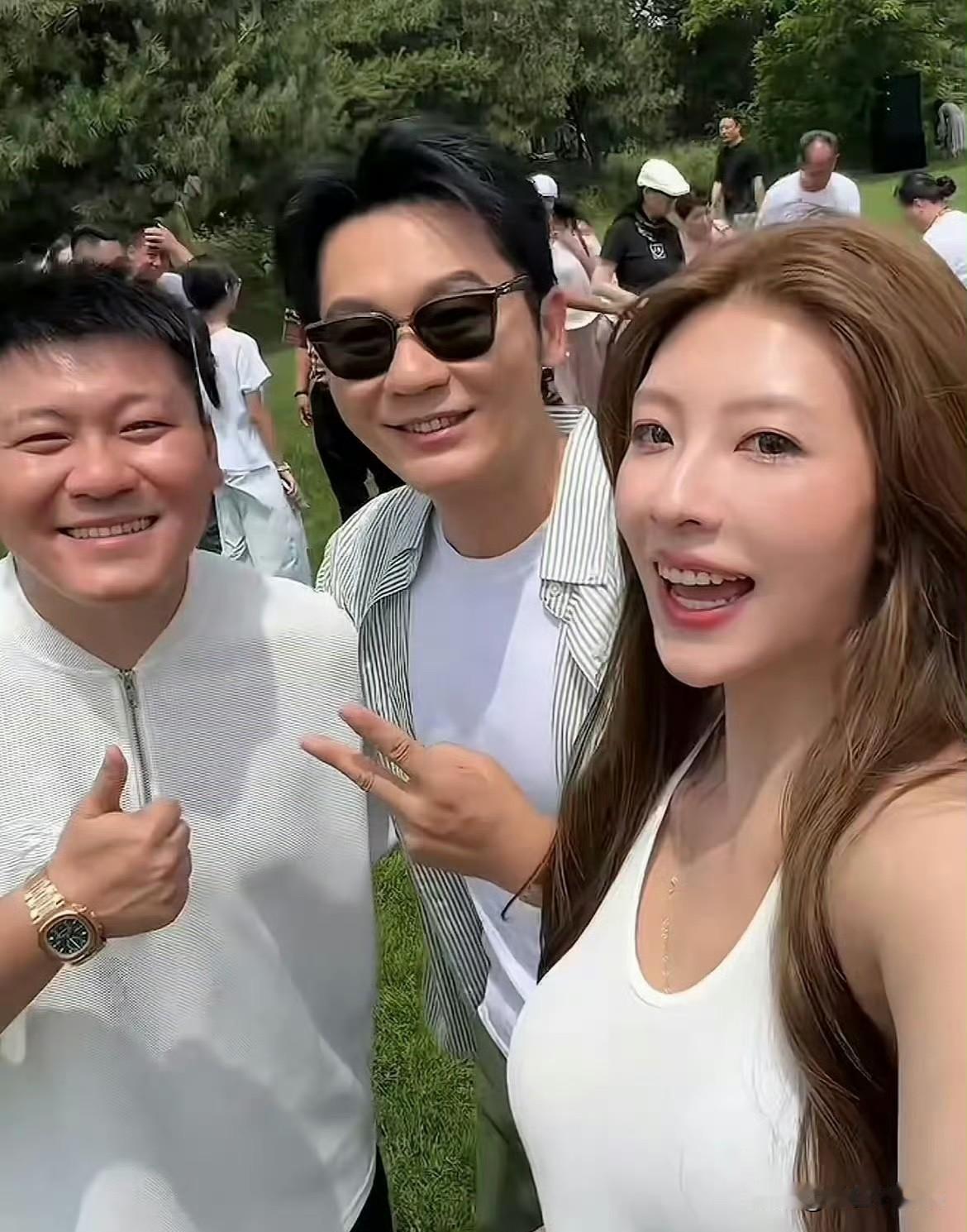 6月7日，李晨参加同父异母妹妹婚礼！今天才知道李晨有个妹妹，比他小18岁，李晨