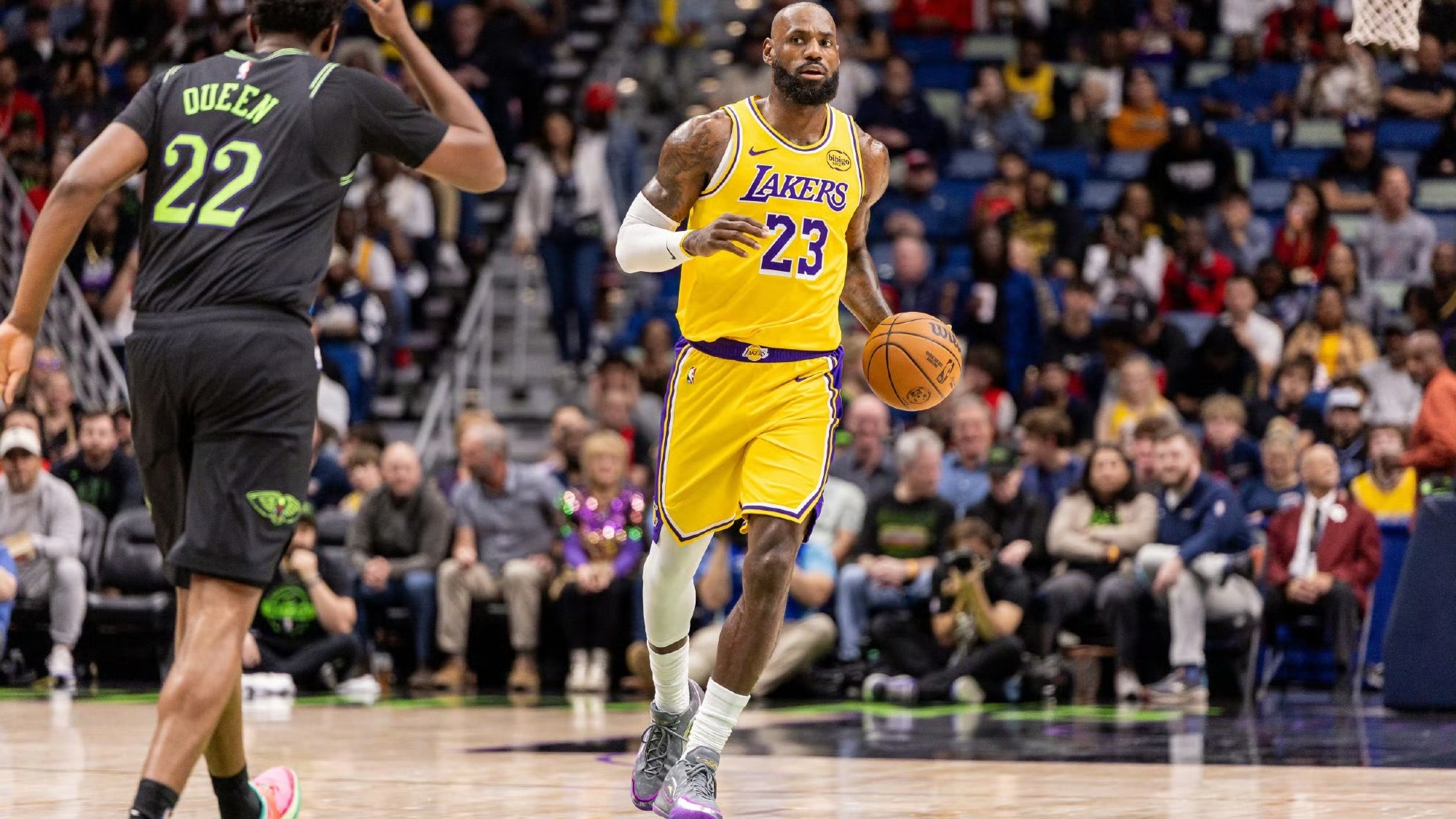 如今41岁的勒布朗在场上，无论站或跑的姿态都像一尊经典雕塑，有些时刻甚至让我想到