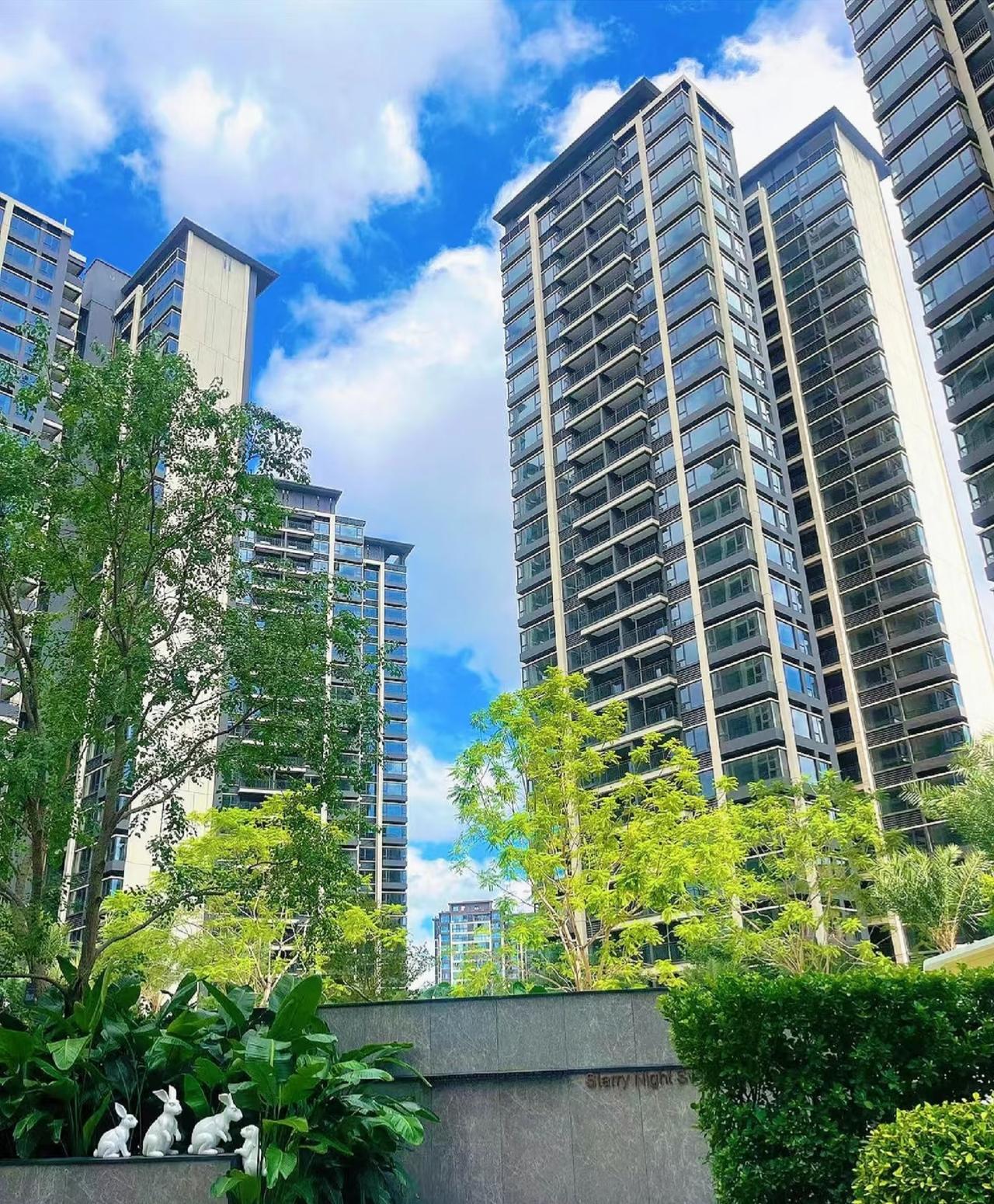 在县城花100多万买的高端小区，车子是30万，小伙子工作又不错，找对象以为