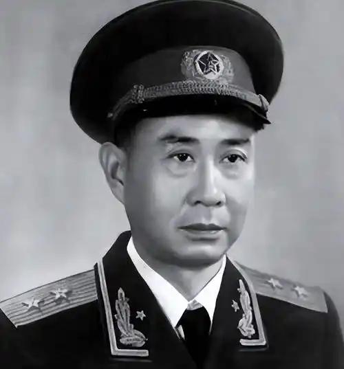 1955年，全军大授衔，原本拟定授予他上将军衔，得知一同驻守西藏的张国华、谭冠三