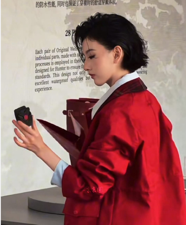 宋祖儿湿短发复古红夹克穿搭介绍，这套造型以高饱和度正红色廓形夹克为核心单品，宽松