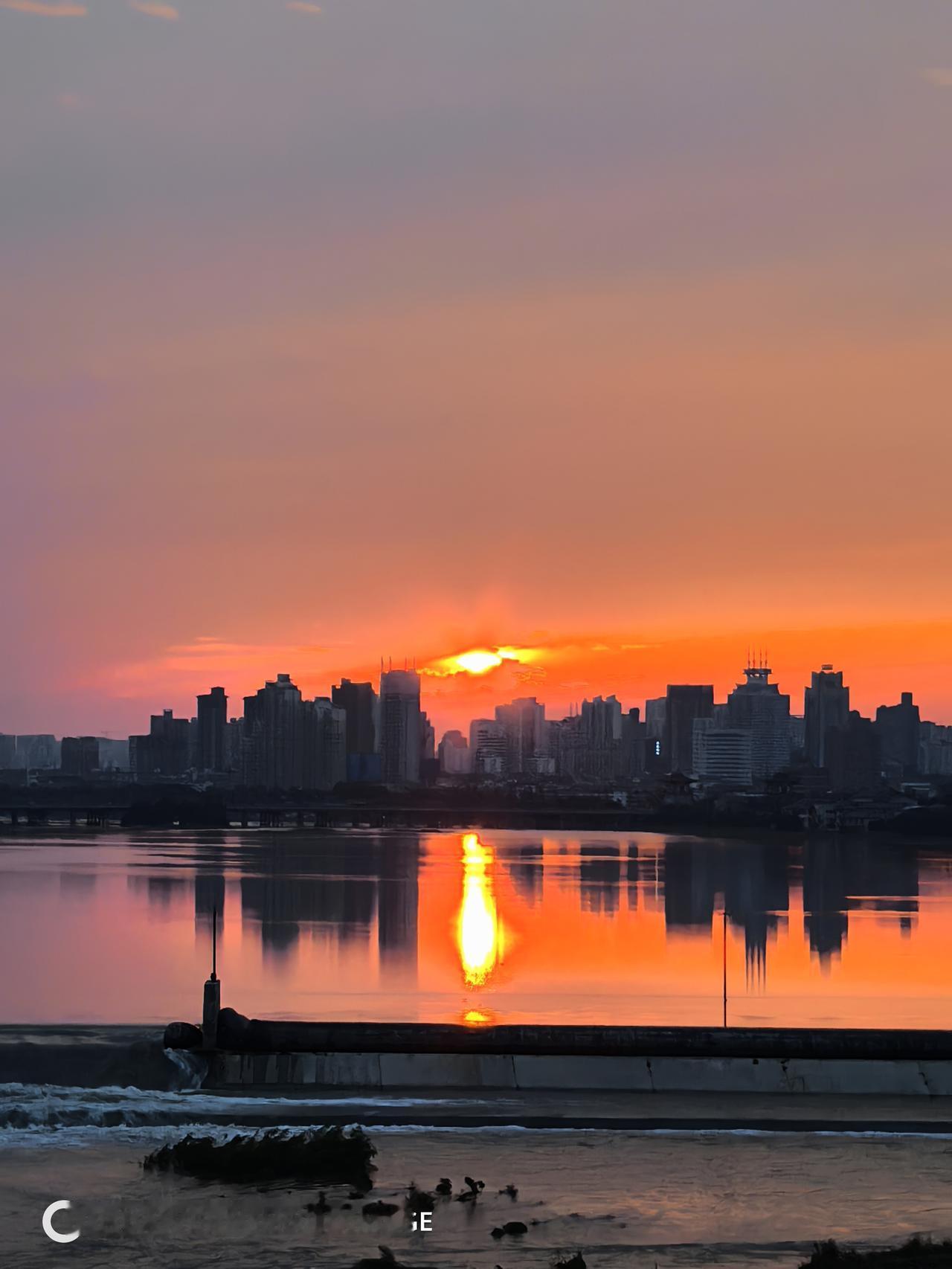 父兄争彩礼和俩妈争彩礼今天听说，亲戚家孩子结婚又遇到了他当年遇到的情况。他当