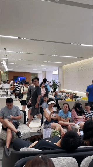 鸿蒙智行确实很离谱，周末去试驾要排队也就算了，直接买车付全款也要在排队。一位网