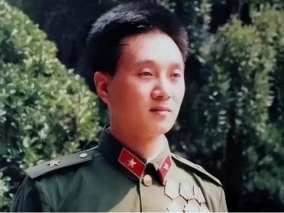 1979年，一个入伍52天的炊事班新兵，连炸越军3个碉堡，师长拍桌子：