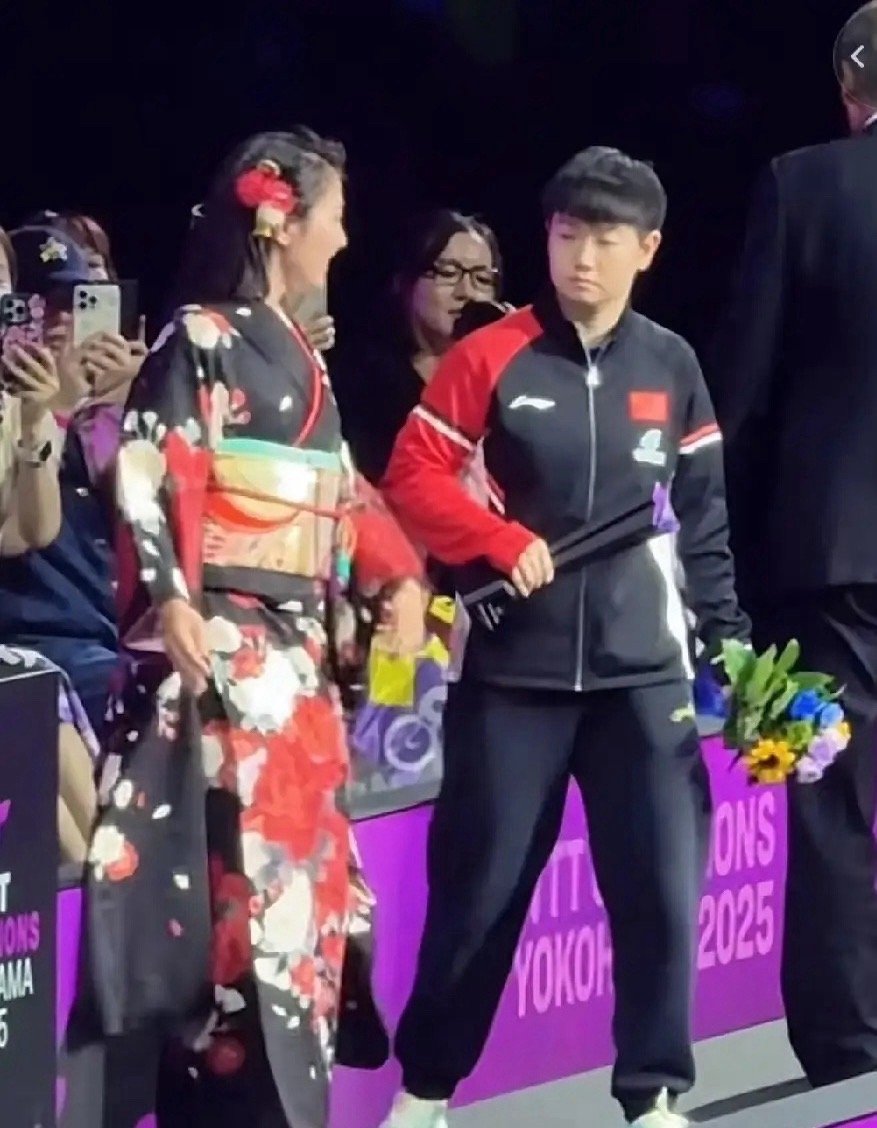 孙颖莎看着花里胡哨的和服，扑棱蛾子似的，本来就不爽，还一会儿让走一会儿拦着不让走
