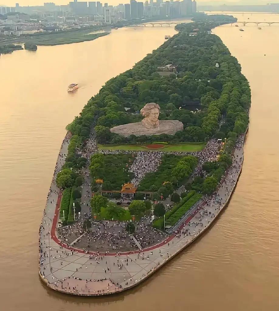 橘子洲如何变身长沙流量王？烟花与红色故事背后的城市魔法长沙的橘子洲曾经只是湘