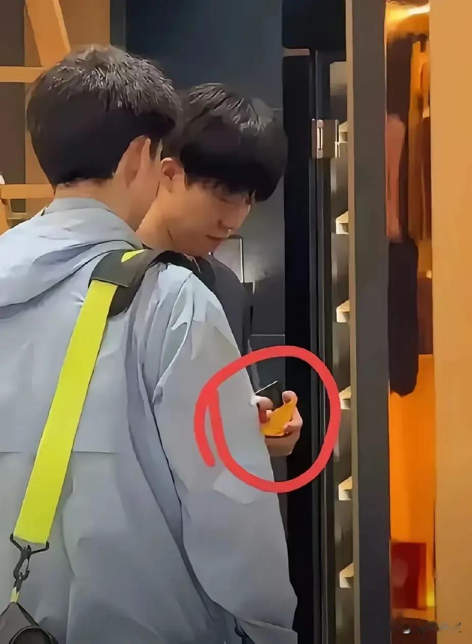 当王楚钦拿出招商黑卡的时候。这就是电视剧中豪门公子的样子！不，他不是豪门公子