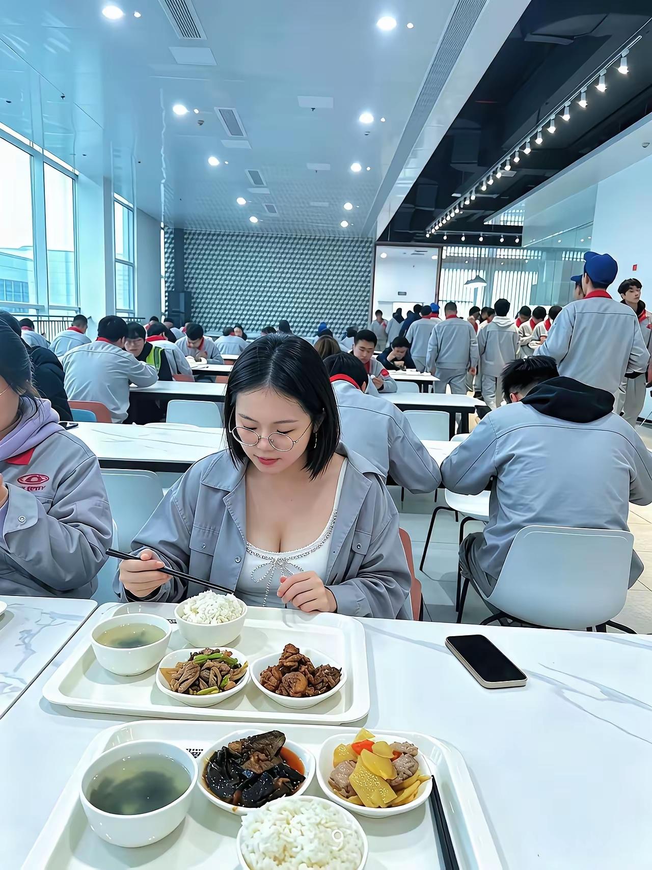 这是什么单位，伙食太丰盛了。
