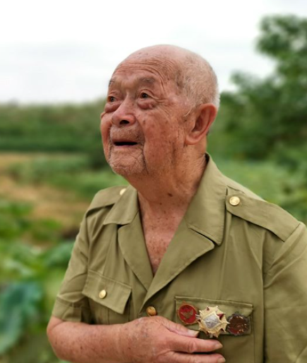 他是我国的一等功臣，在抗美援朝中曾单枪匹马消灭了400多人，战争结束后，由于工作