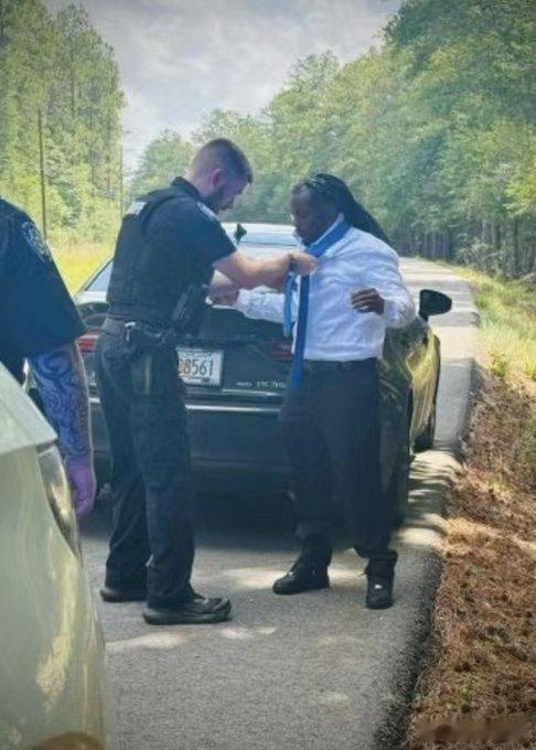 一位警察拦下了一位年轻人的车，在检查过程中，他发现年轻人的驾驶执照已经过期。警察问年轻人为什么带着过