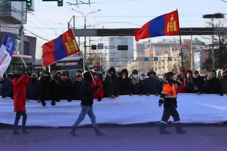 蒙古国心脏乌兰巴托的中心广场上，青年们举着横幅、高呼口号，满腔愤火直指官员贪腐，