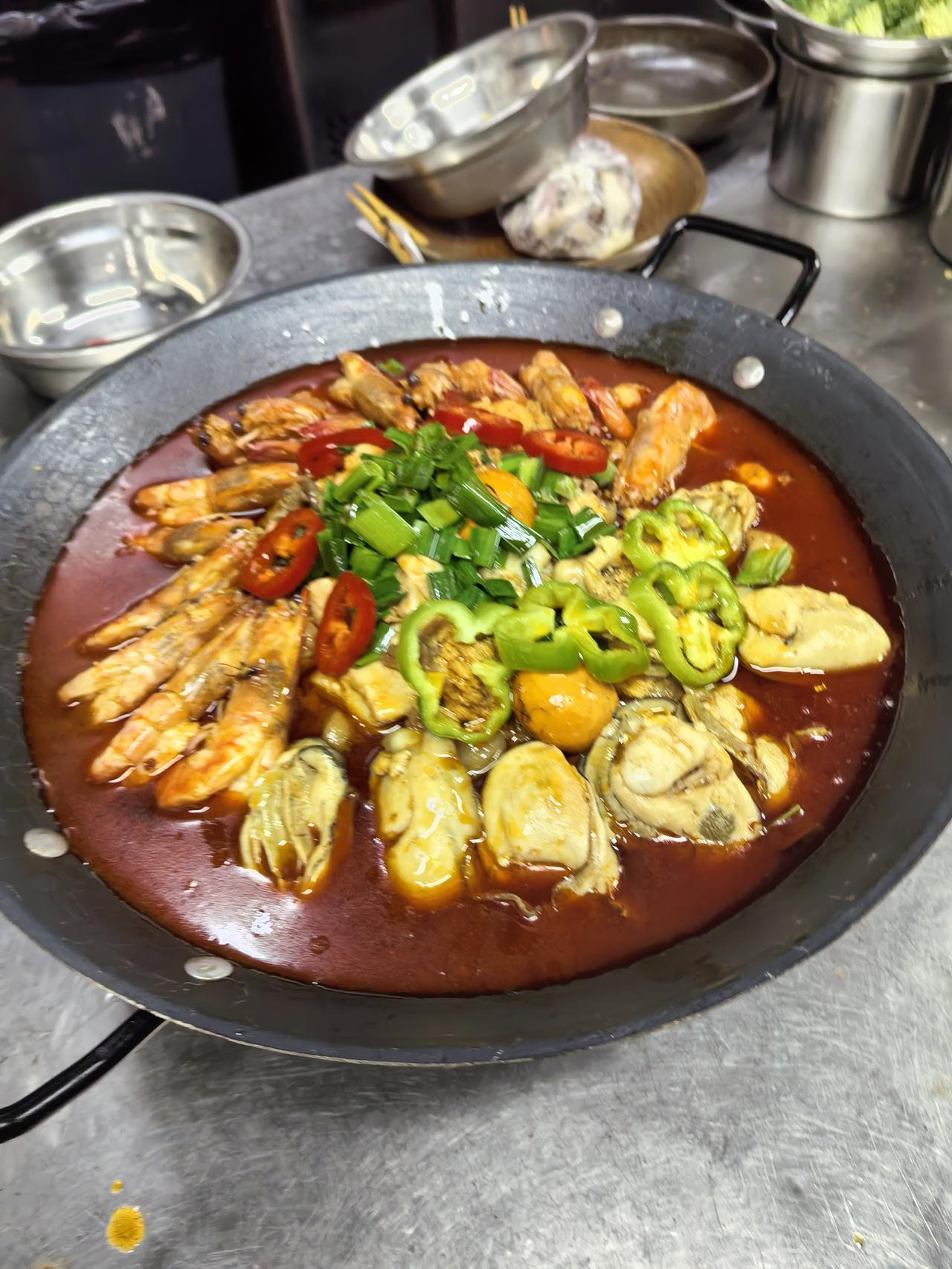 晒晒每日美食晒晒每日美食｜厨师私藏吊锅王炸！鱼杂+基围虾+生蚝鲜到连锅底都舔光！