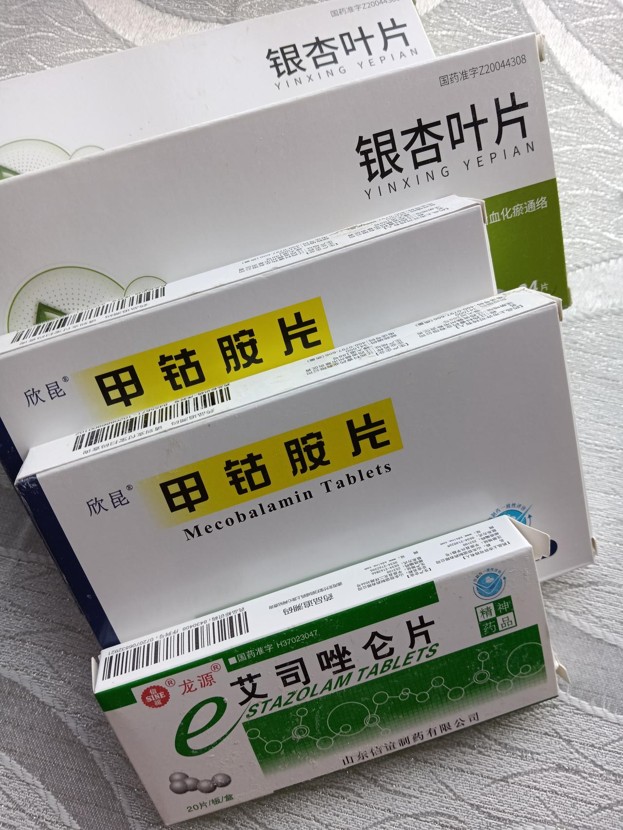 昨天到了该开药的日子，怕医院人多排队，我们俩匆匆灌了杯热羊奶，啃完半块玉米就往医