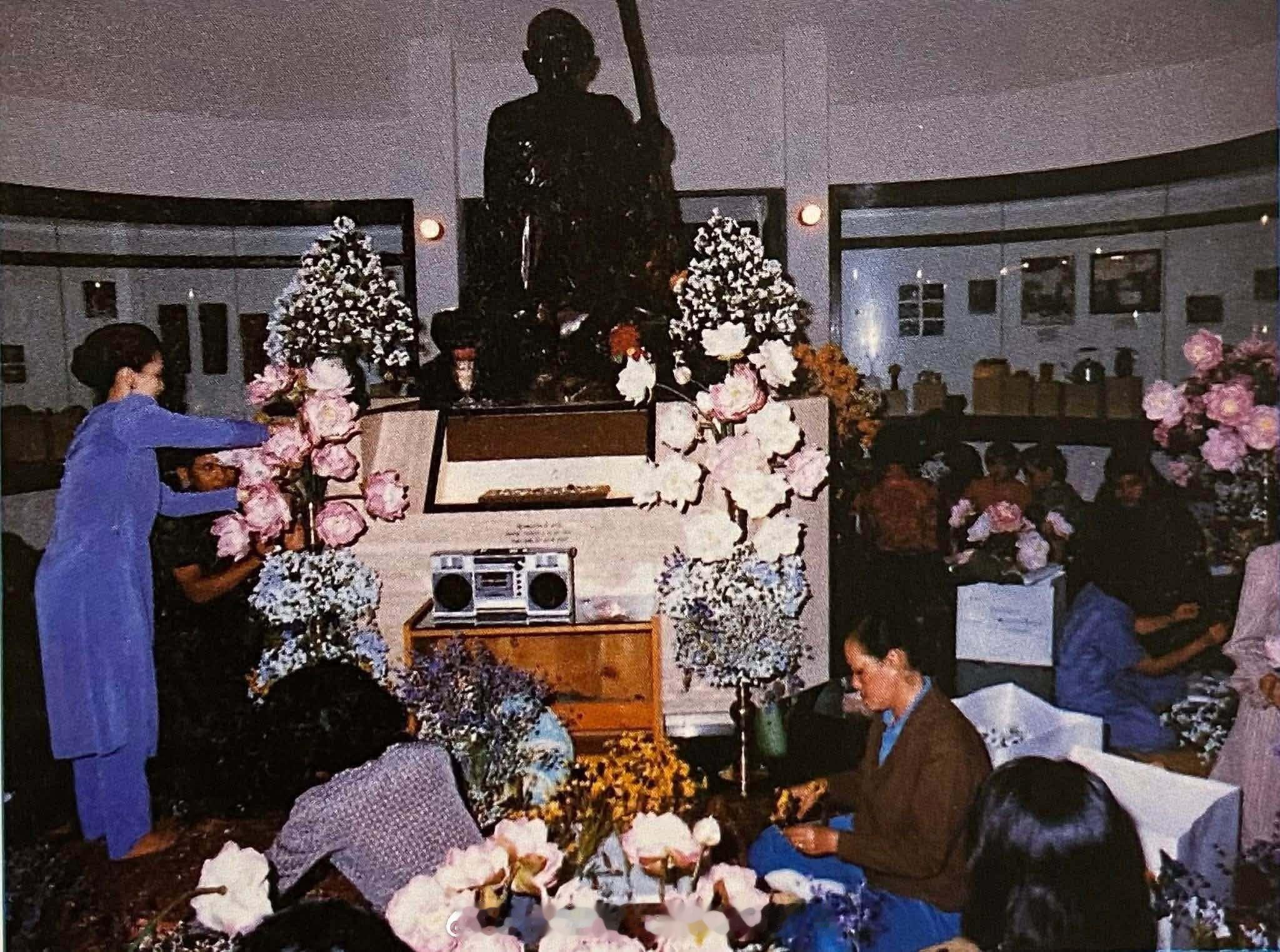 王室王室泰国王室暹罗往事老照片：1983年11月16日，红唇姐参观博物馆，并亲