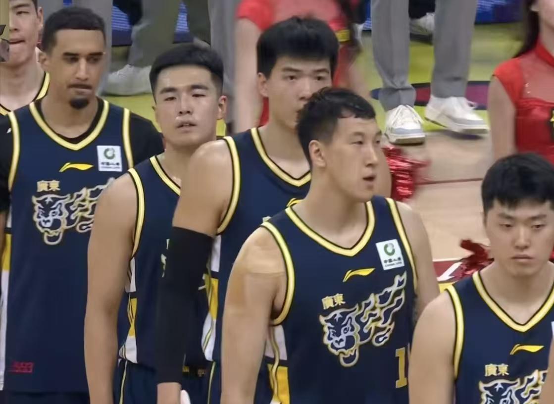 广东男篮未来两年要交易的不是焦泊乔、也不是崔永熙这俩人是球队花大代价从广州换来