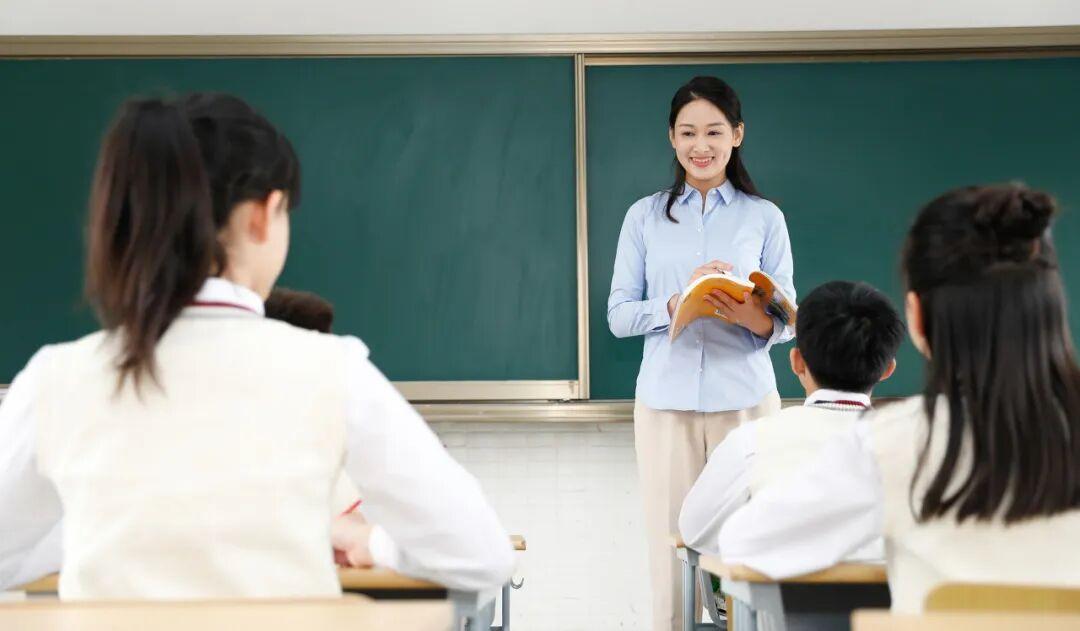 现在外语系学生真有点“惨”，就像那句话说的“毕业了，我的专业也没了”。像张婧，两
